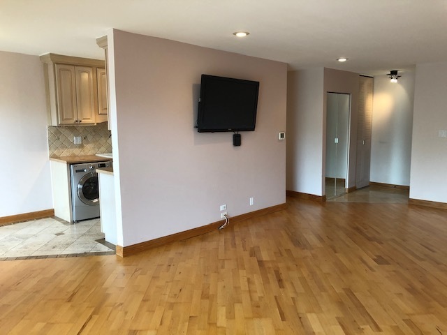 725 W Huntington Commons Road #401, Mount Prospect, IL 60056