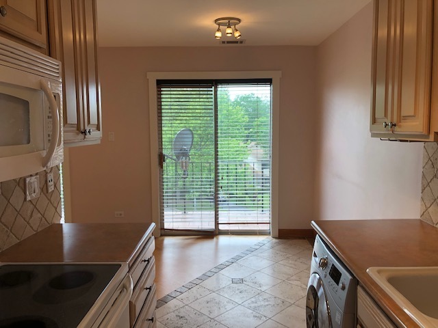 725 W Huntington Commons Road #401, Mount Prospect, IL 60056