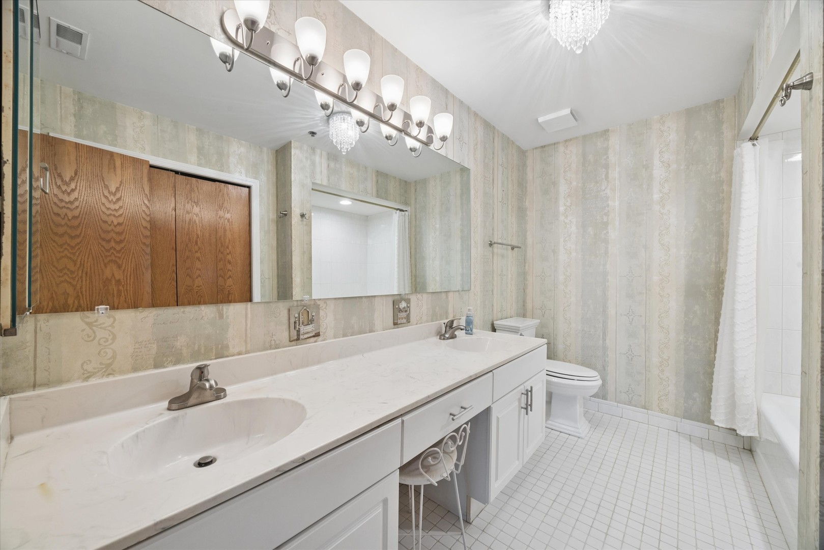 127 Acacia Circle #508, Indian Head Park, IL 60525