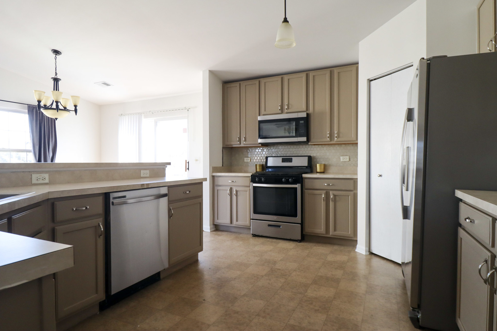 1424 WESTHAMPTON Drive #1424, Plainfield, IL 60586