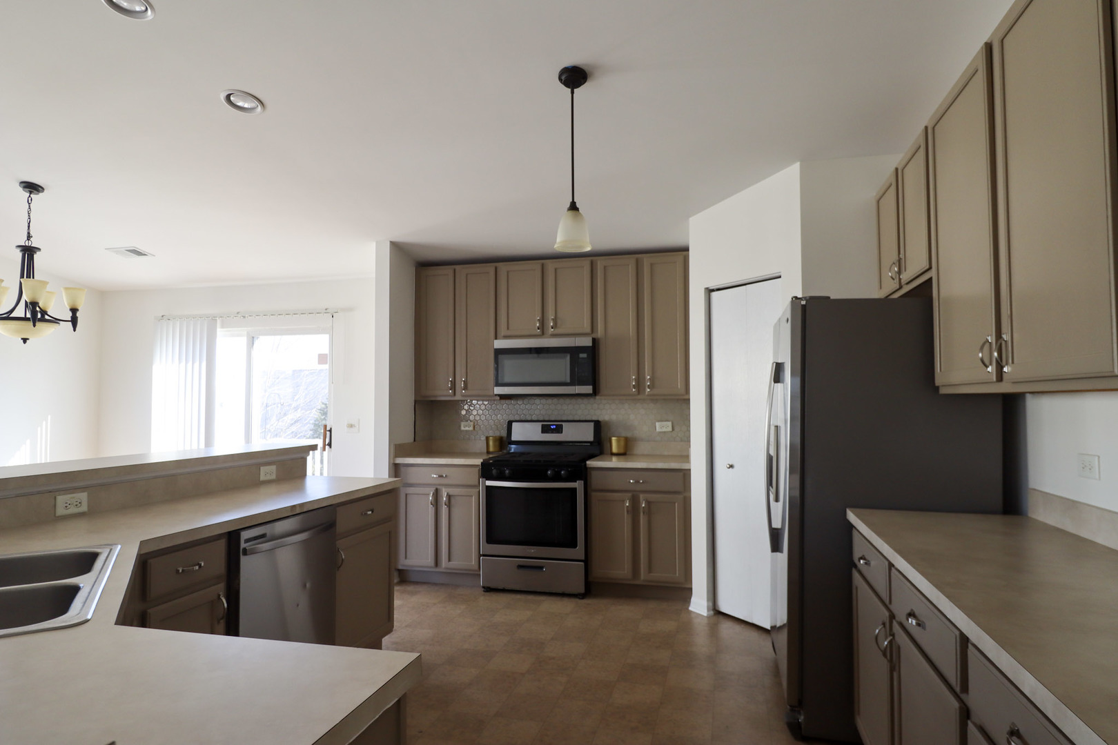 1424 WESTHAMPTON Drive #1424, Plainfield, IL 60586