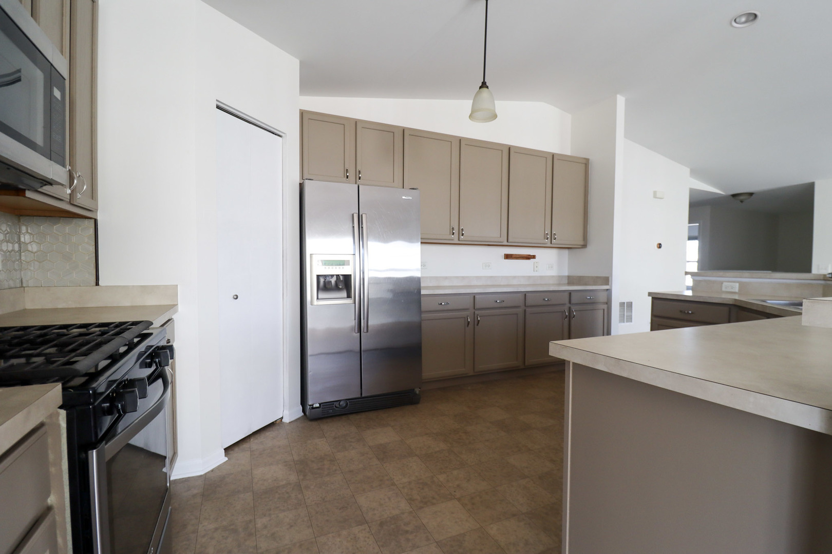 1424 WESTHAMPTON Drive #1424, Plainfield, IL 60586