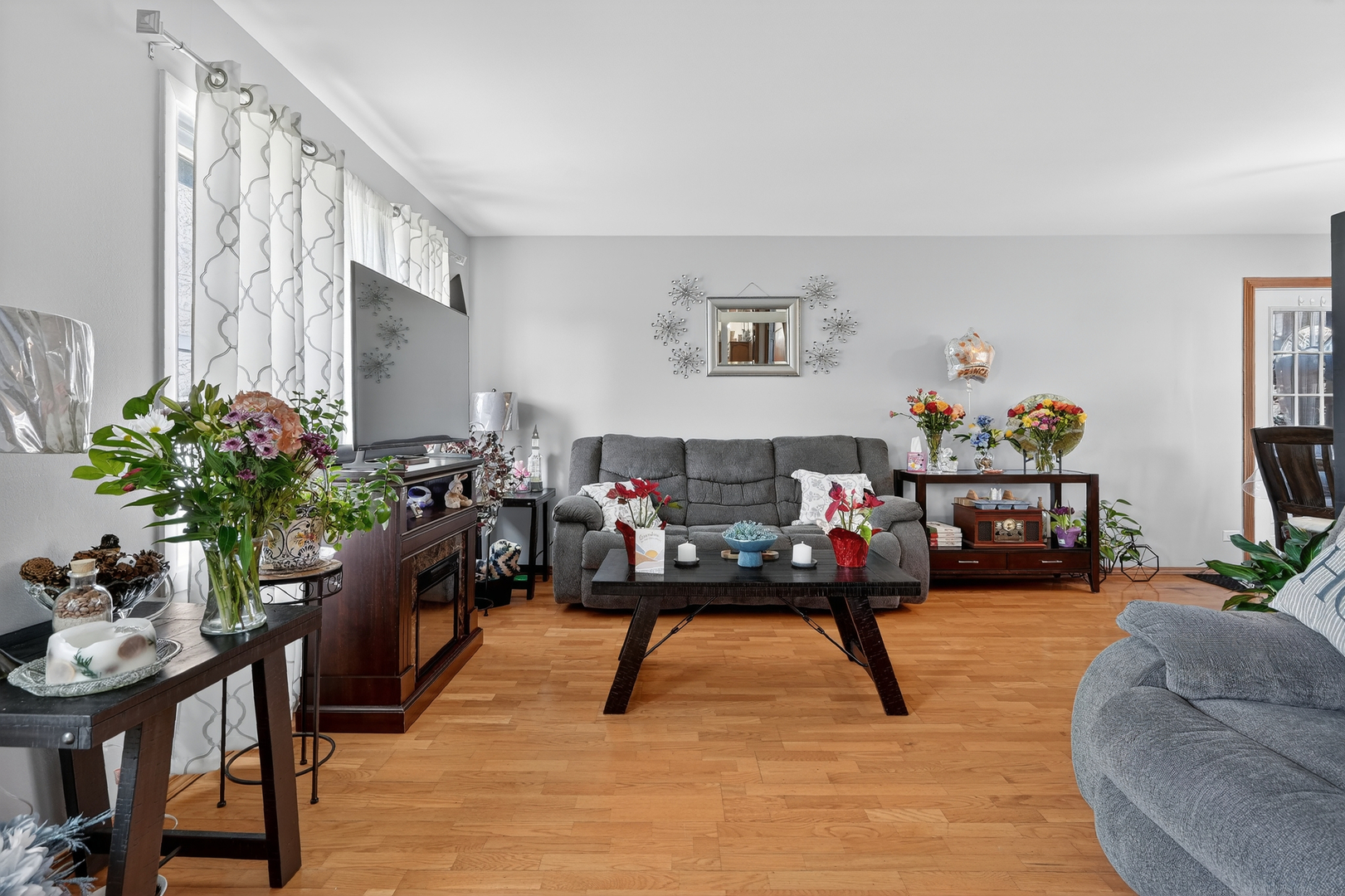 3945 County Farm Road, Hanover Park, IL 60133