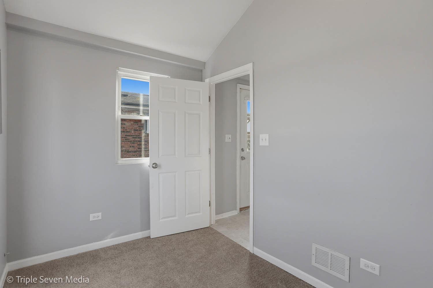 7006 W 73rd Street, Chicago, IL 60638