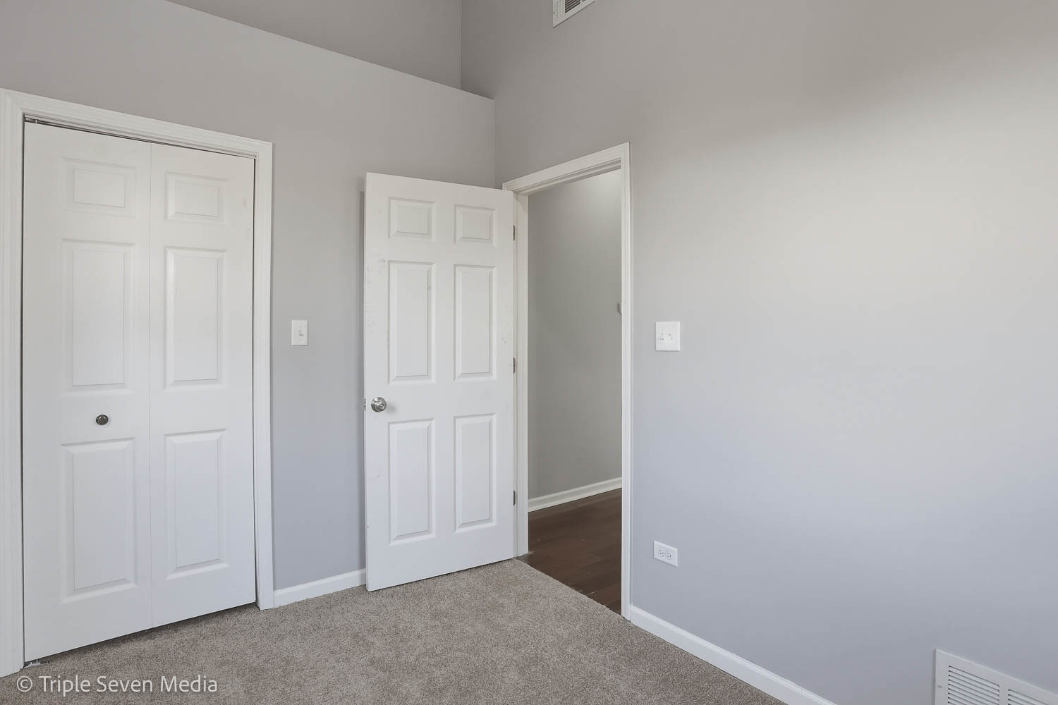 7006 W 73rd Street, Chicago, IL 60638