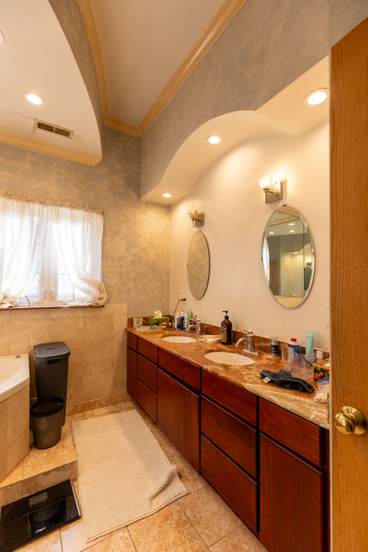 4716 N Kilbourn Avenue, Chicago, IL 60630