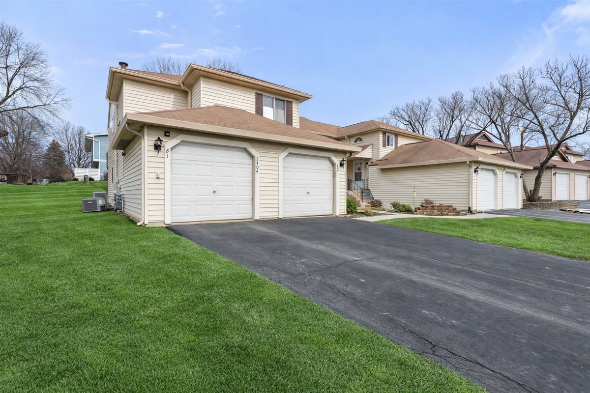 2404 Danbury Drive #B1, Woodridge, IL 60517