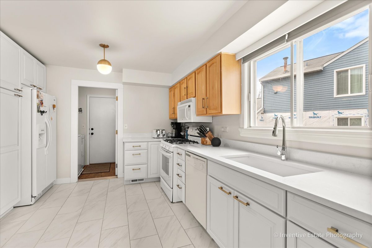 2404 Danbury Drive #B1, Woodridge, IL 60517