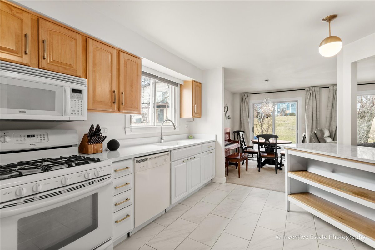 2404 Danbury Drive #B1, Woodridge, IL 60517