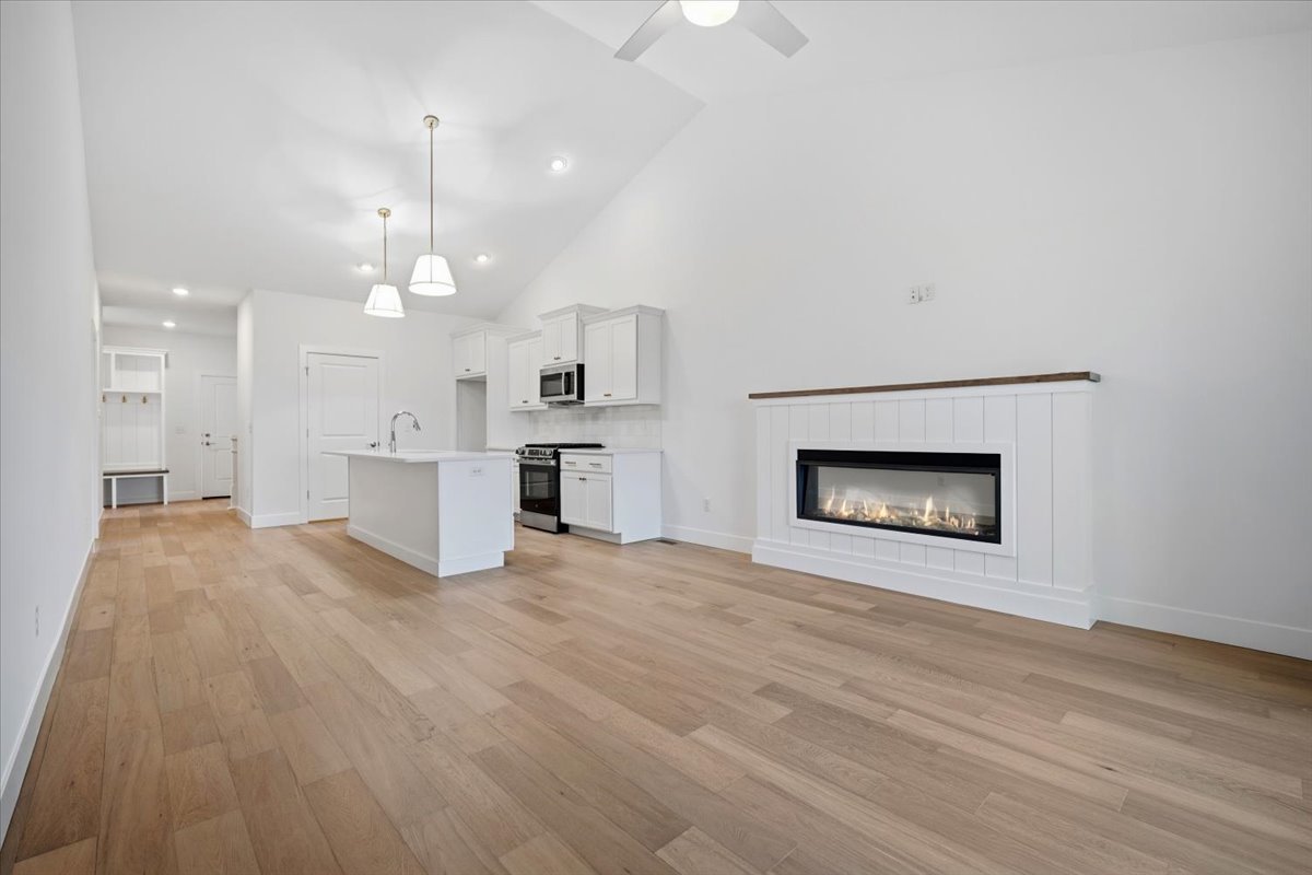 8 Stone Mill Court, Bloomington, IL 61705