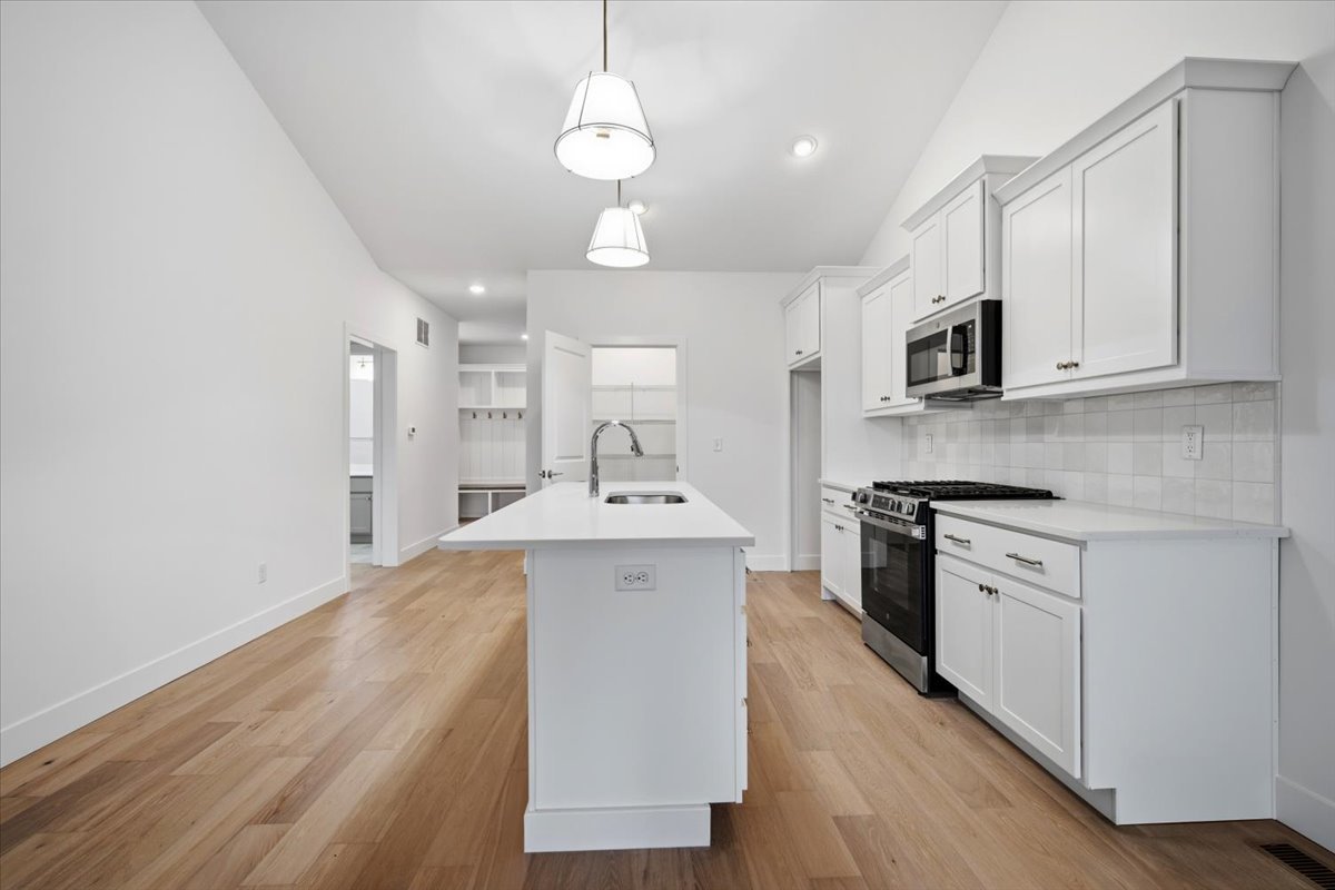 8 Stone Mill Court, Bloomington, IL 61705