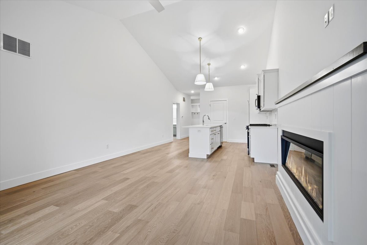 8 Stone Mill Court, Bloomington, IL 61705