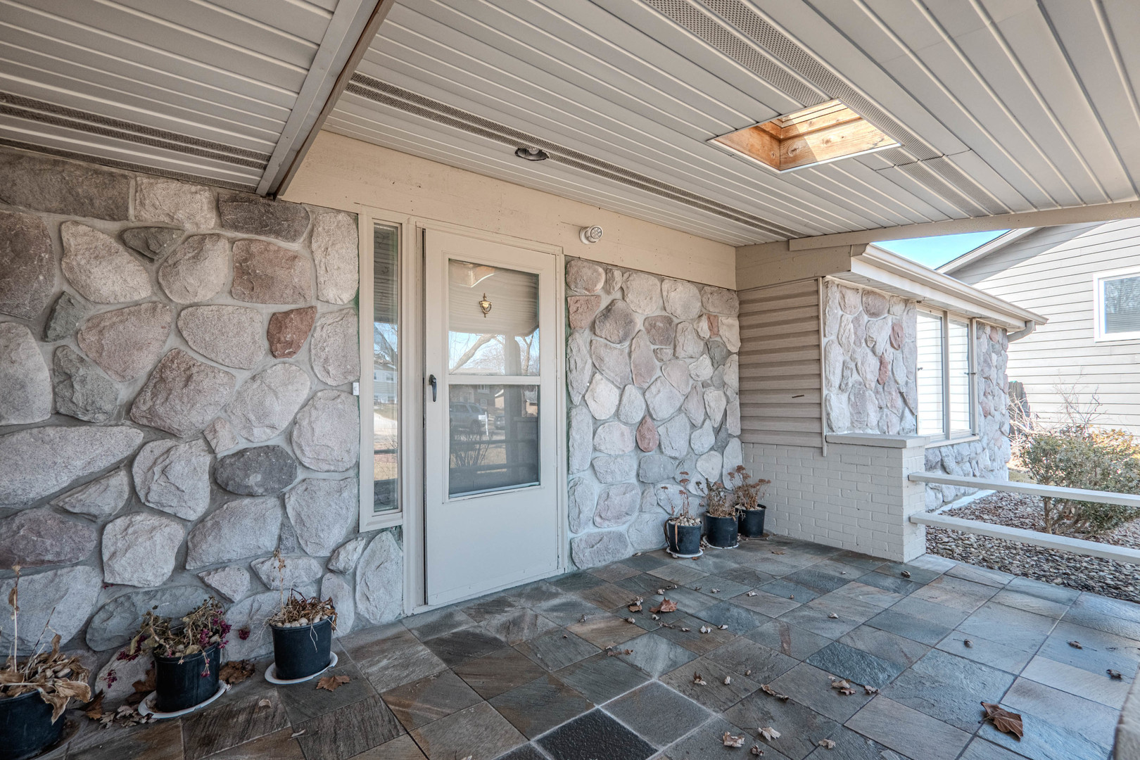 2S164 Beaumont Lane, Lombard, IL 60148