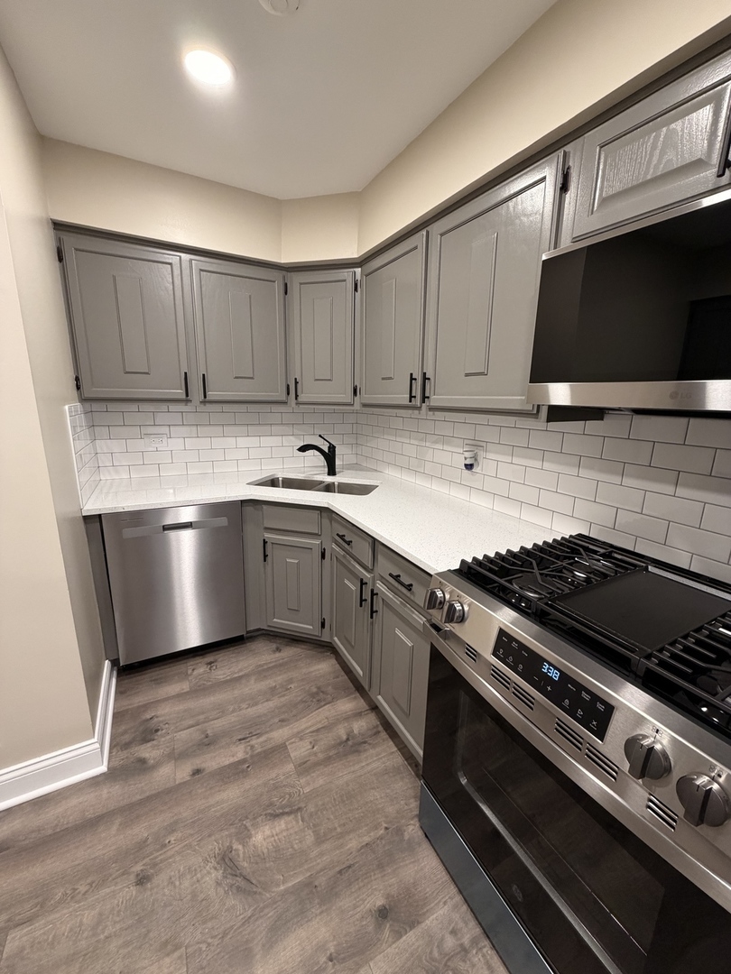 10 Parkside Court #8, Vernon Hills, IL 60061