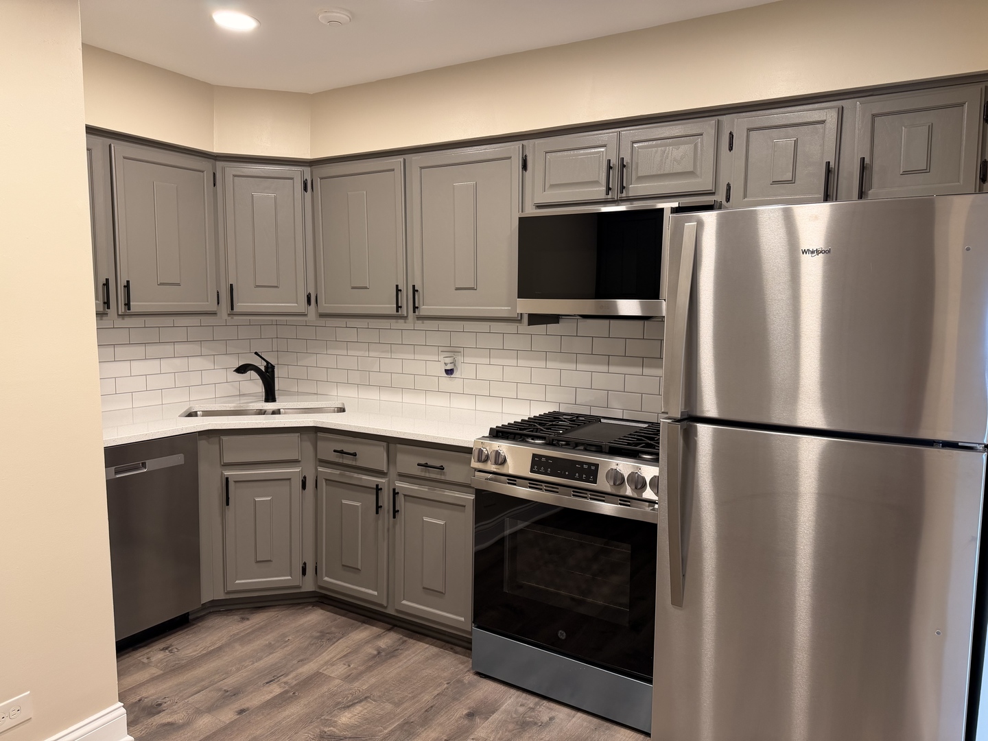 10 Parkside Court #8, Vernon Hills, IL 60061