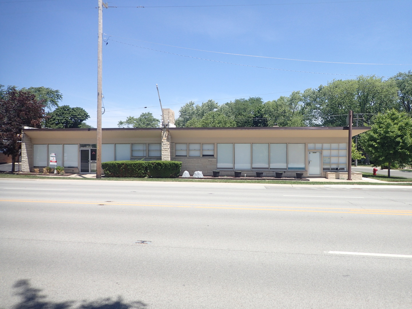 1818 E Northwest Highway, Arlington Heights, IL 60004