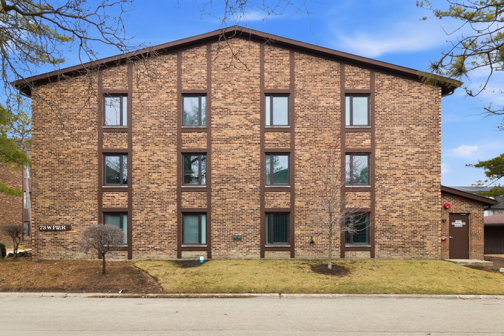 73 W Pier Drive #201, Westmont, IL 60559