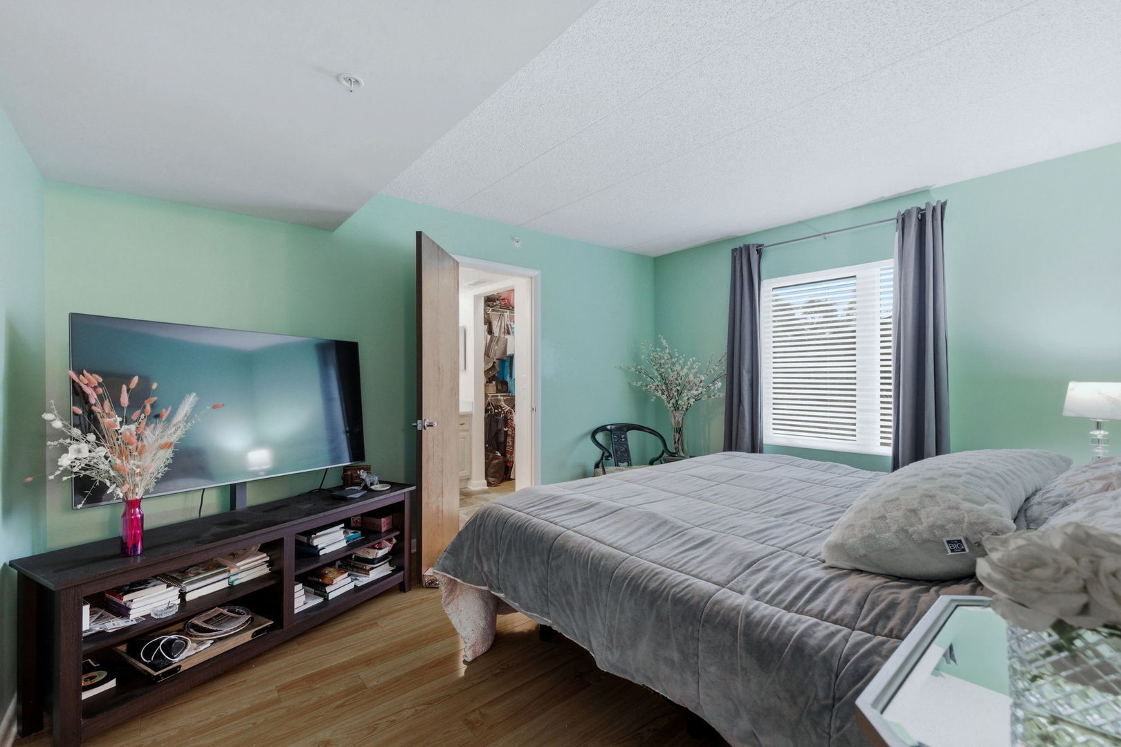 73 W Pier Drive #201, Westmont, IL 60559