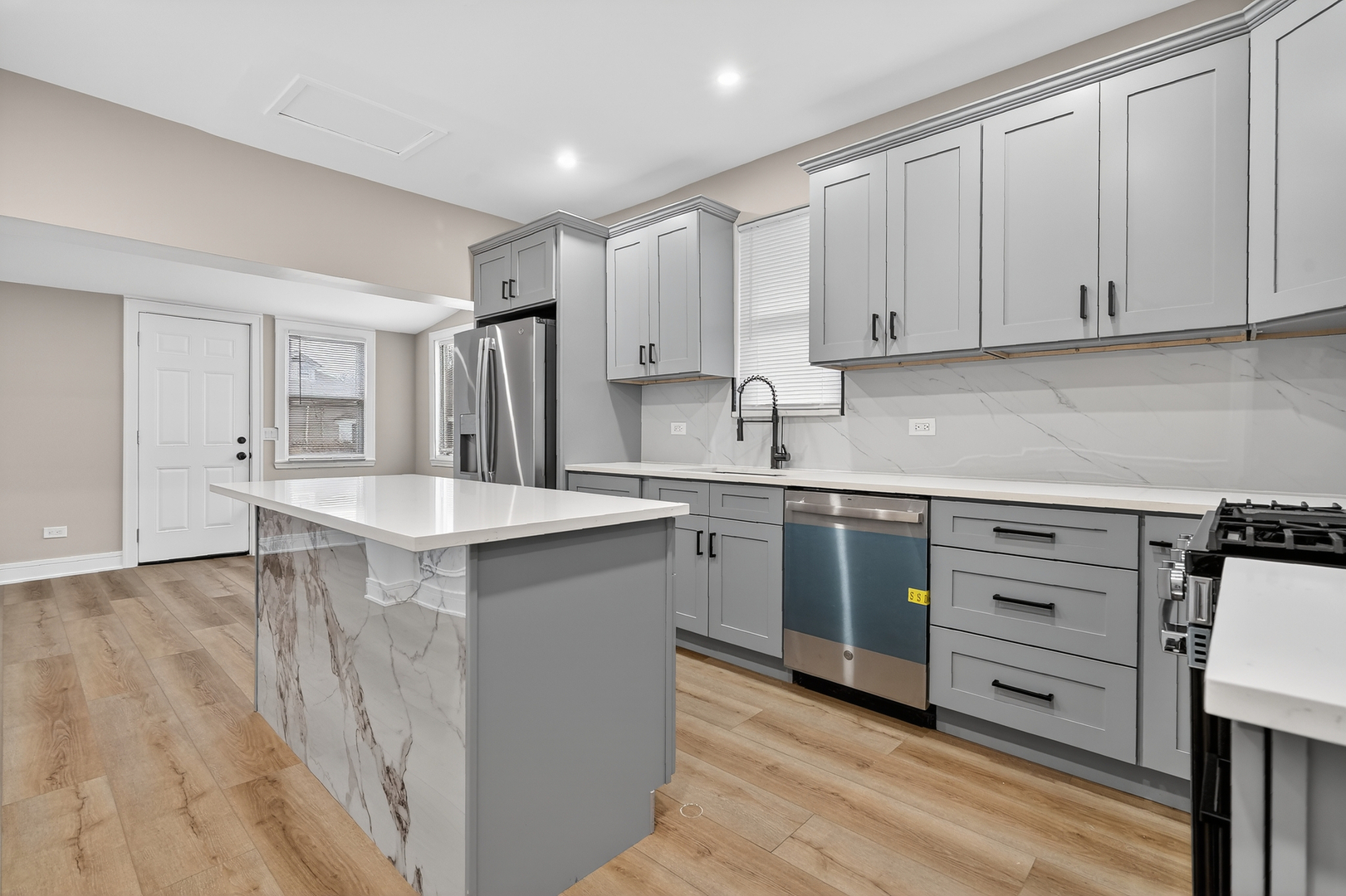 7947 S Dorchester Avenue, Chicago, IL 60619