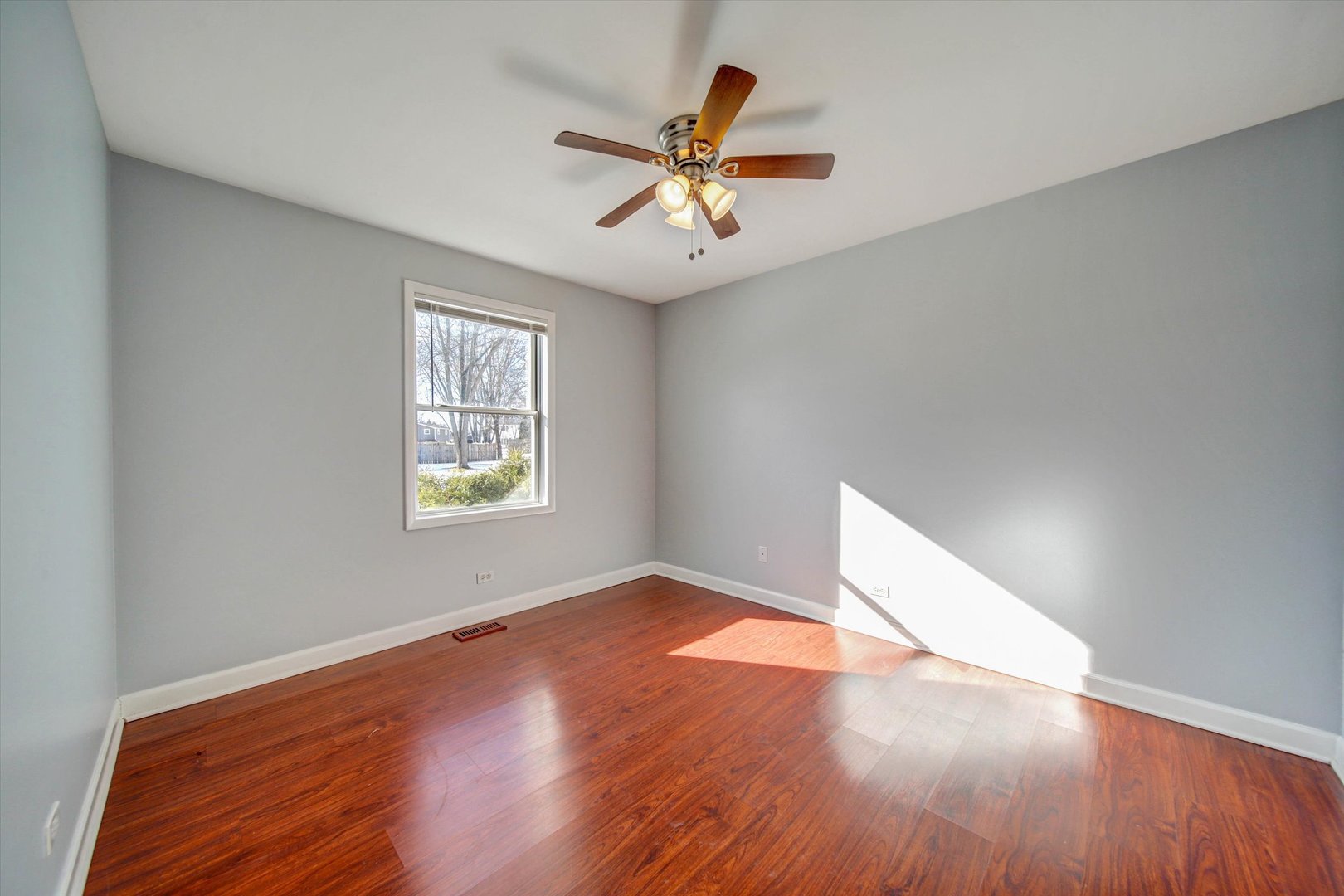 1906 Fairfield Road, Lindenhurst, IL 60046