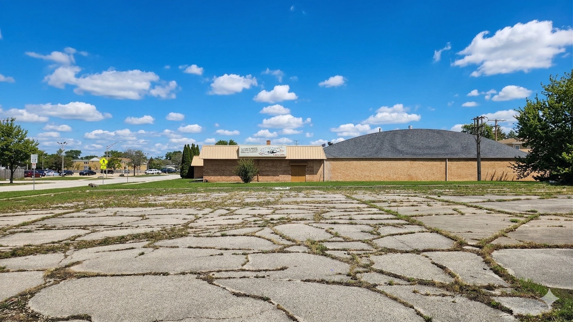 525 S Addison Road, Addison, IL 60101