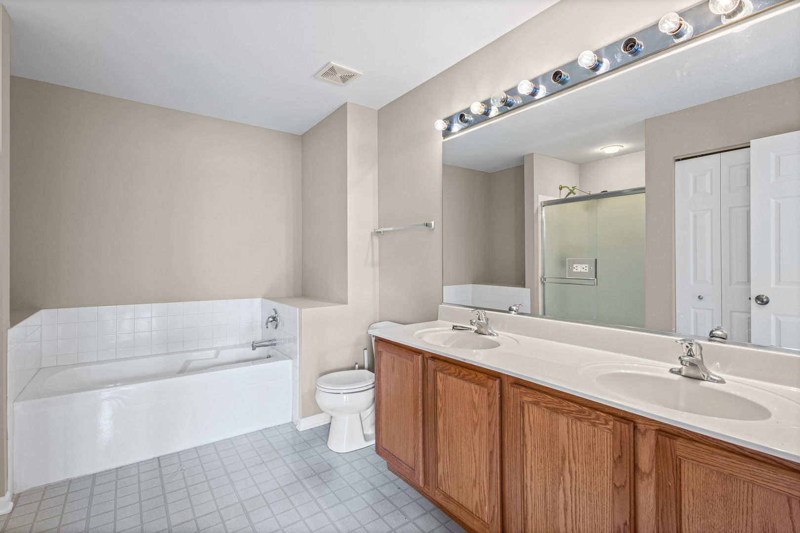 535 N Red Deer Road #535, Round Lake, IL 60073
