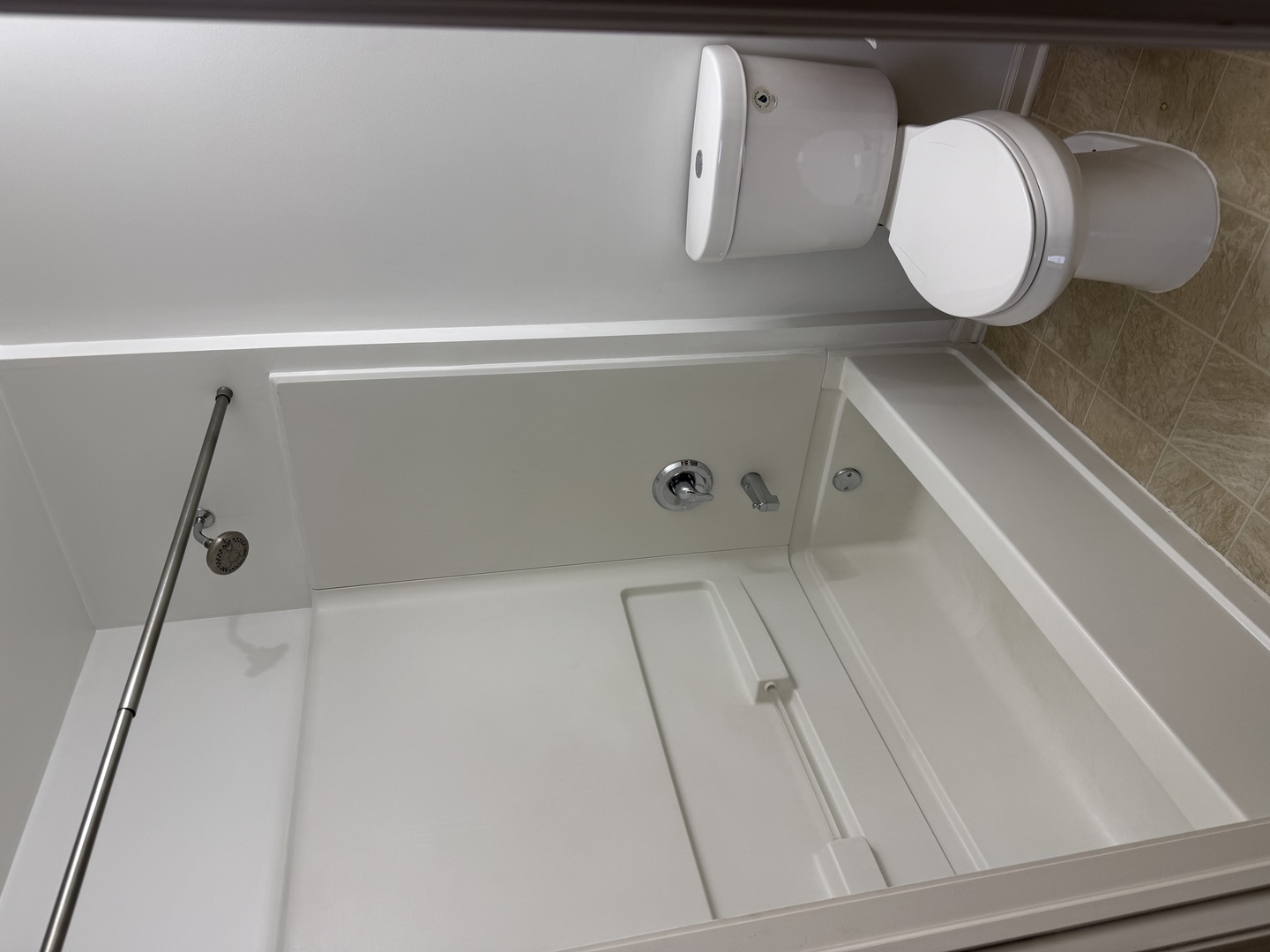 111 W Chatham Lane, Round Lake, IL 60073