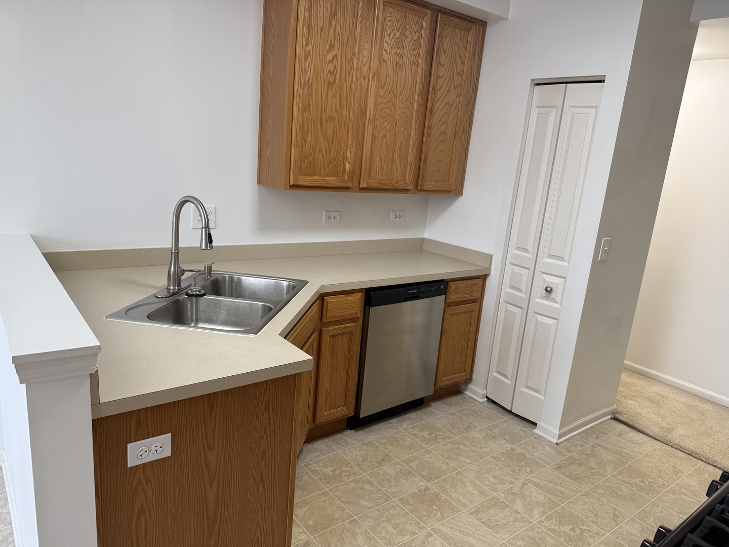 111 W Chatham Lane, Round Lake, IL 60073