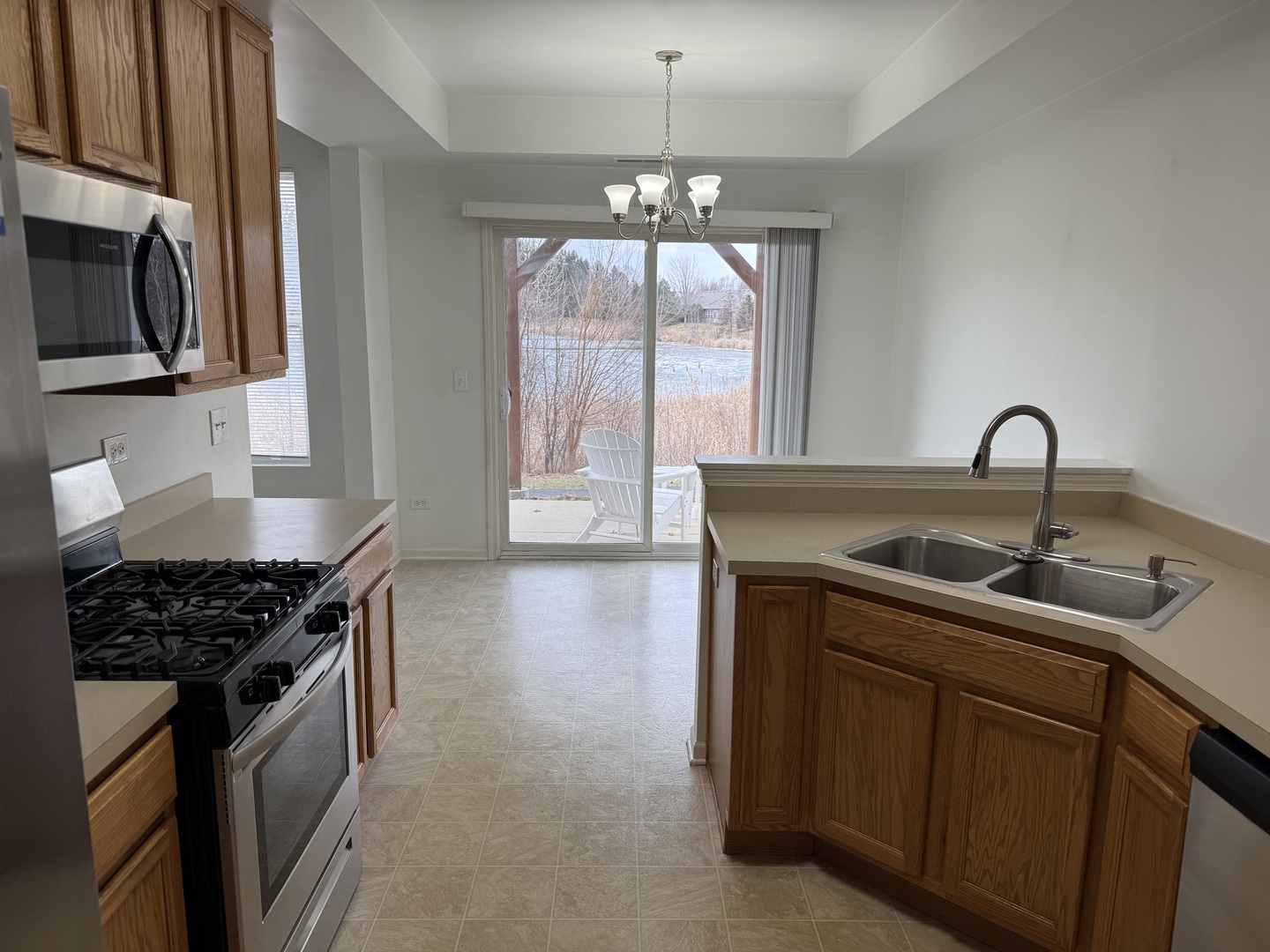 111 W Chatham Lane, Round Lake, IL 60073