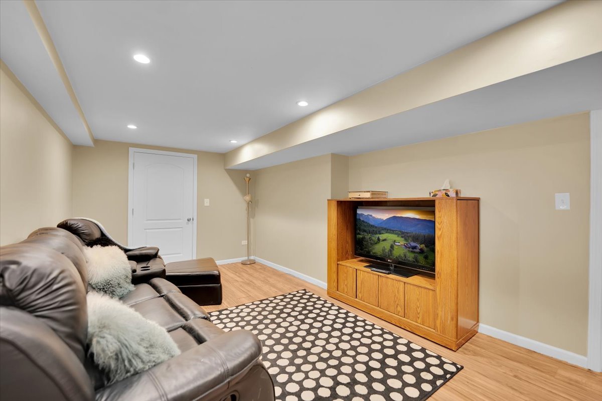 49 N Lake Avenue, Fox Lake, IL 60020