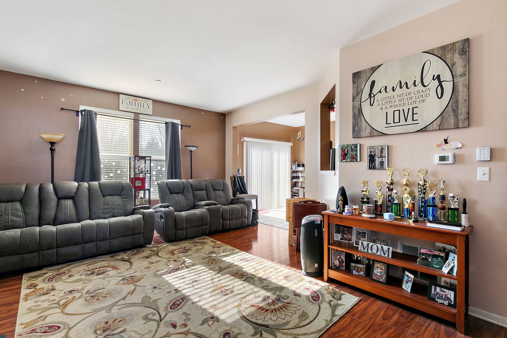 1563 Yellowstone Drive, Streamwood, IL 60107