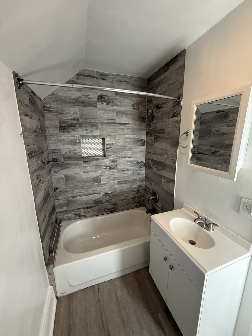 111 Center Avenue #Upper, Aurora, IL 60505