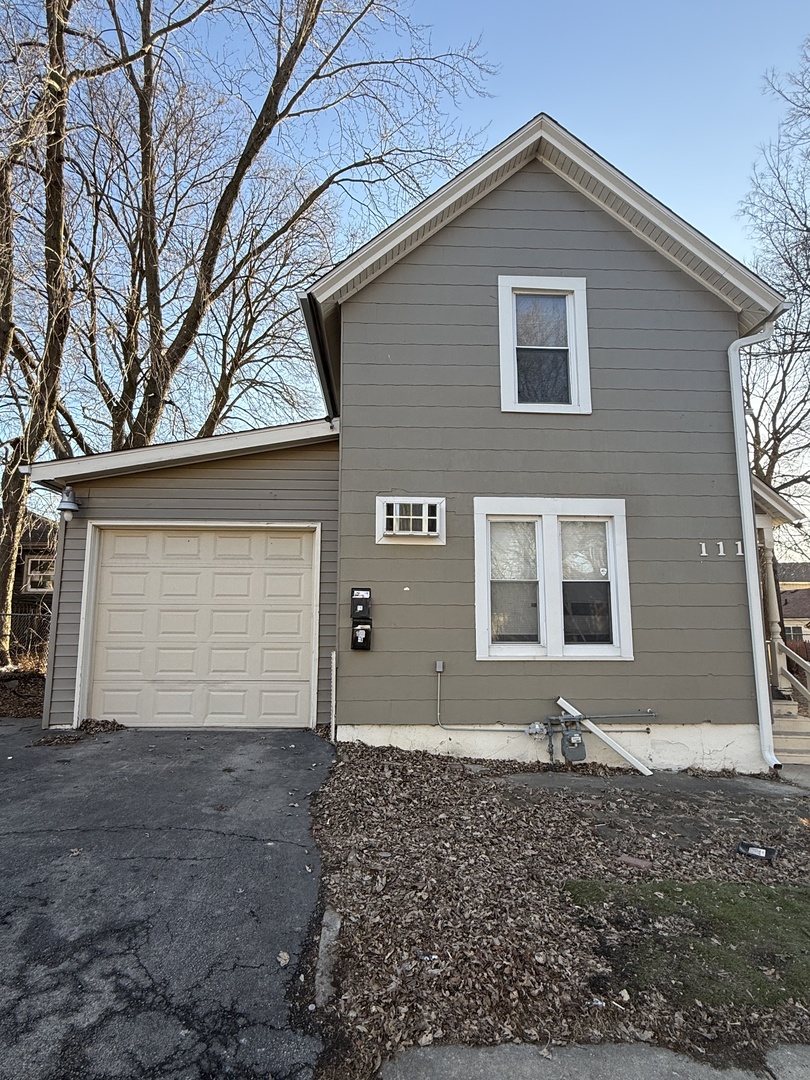 111 Center Avenue #Upper, Aurora, IL 60505