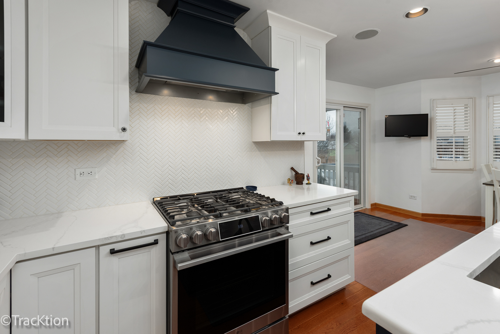 907 E Broadway Avenue, Winthrop Harbor, IL 60096