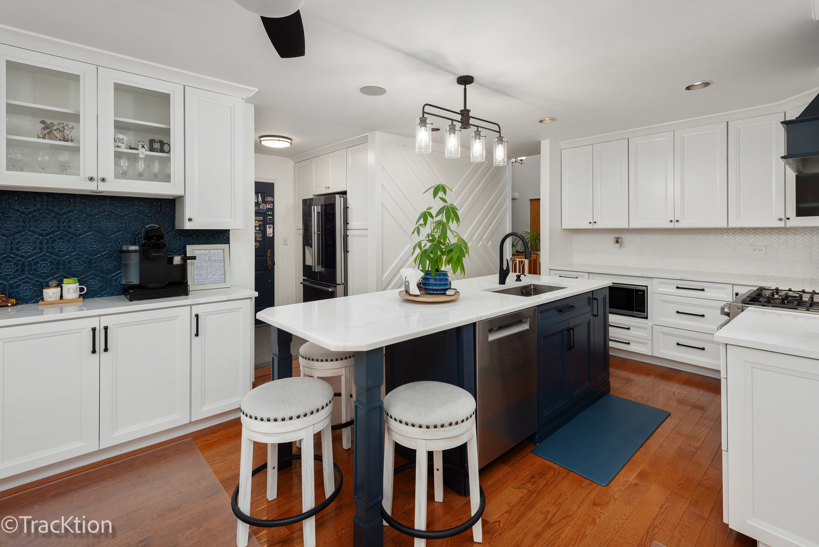 907 E Broadway Avenue, Winthrop Harbor, IL 60096