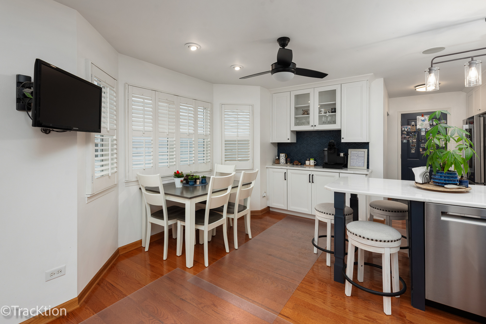 907 E Broadway Avenue, Winthrop Harbor, IL 60096