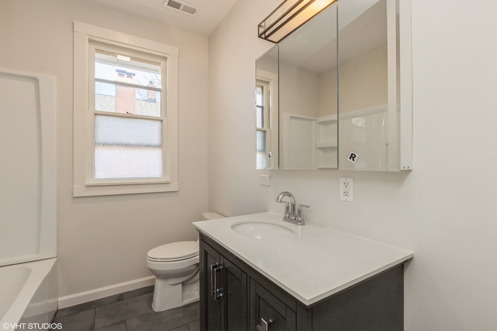 329 W Maple Avenue #327, Libertyville, IL 60048