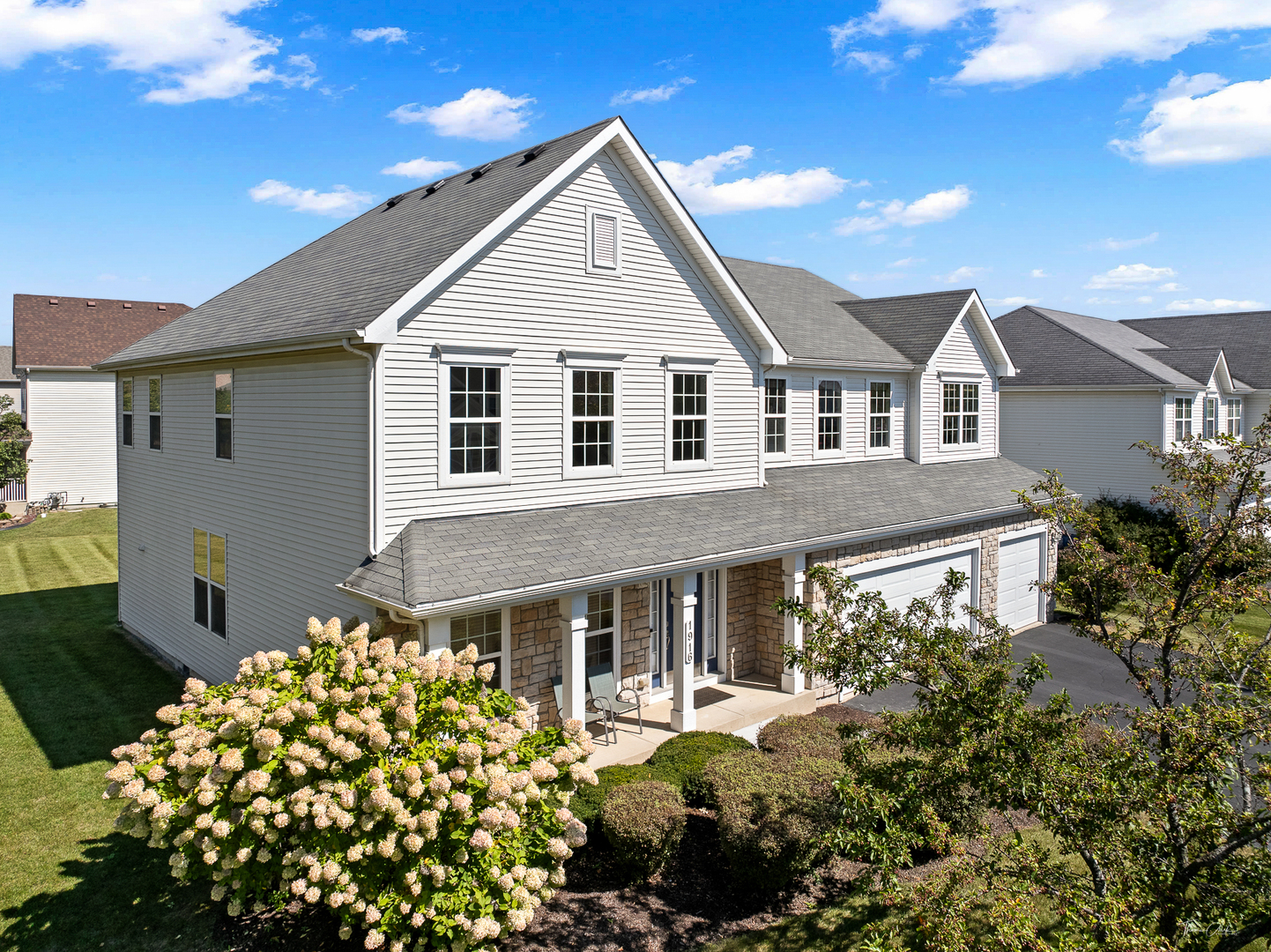 1916 BLUE HERON Circle, Bartlett, IL 60103