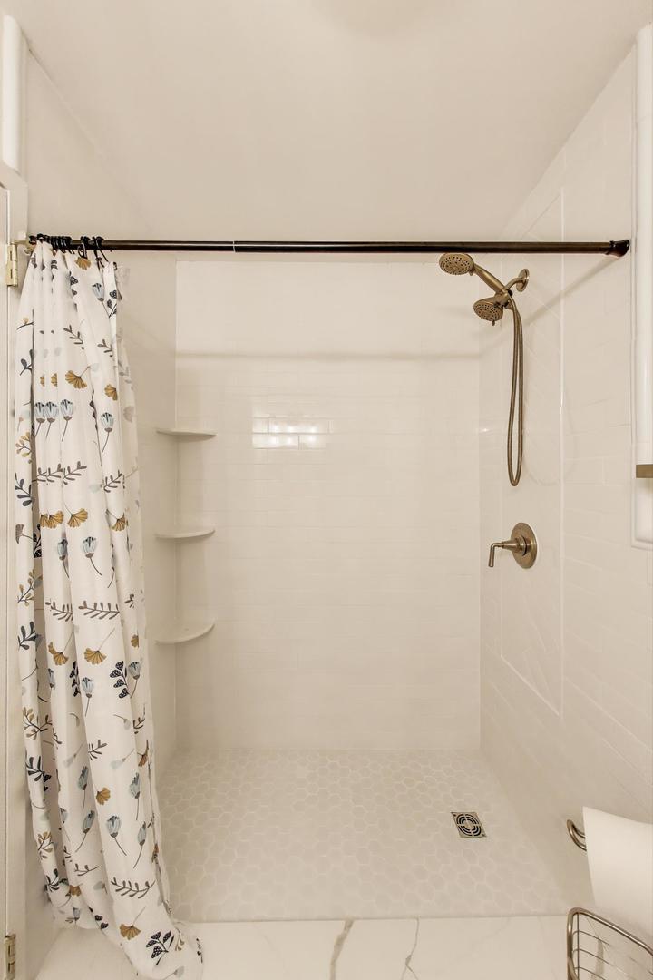 940 W Glenlake Avenue #19C, Chicago, IL 60660