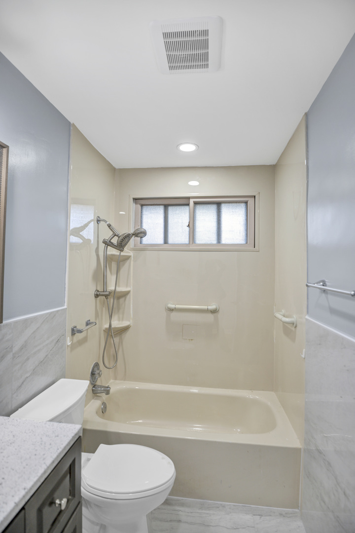 7031 glenwood Lane, Hanover Park, IL 60133