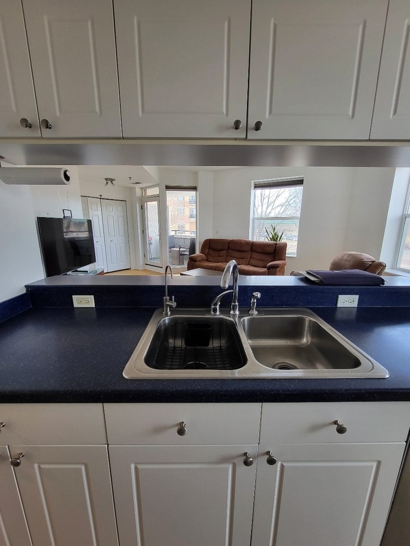 400 VILLAGE Circle #108, Willow Springs, IL 60480