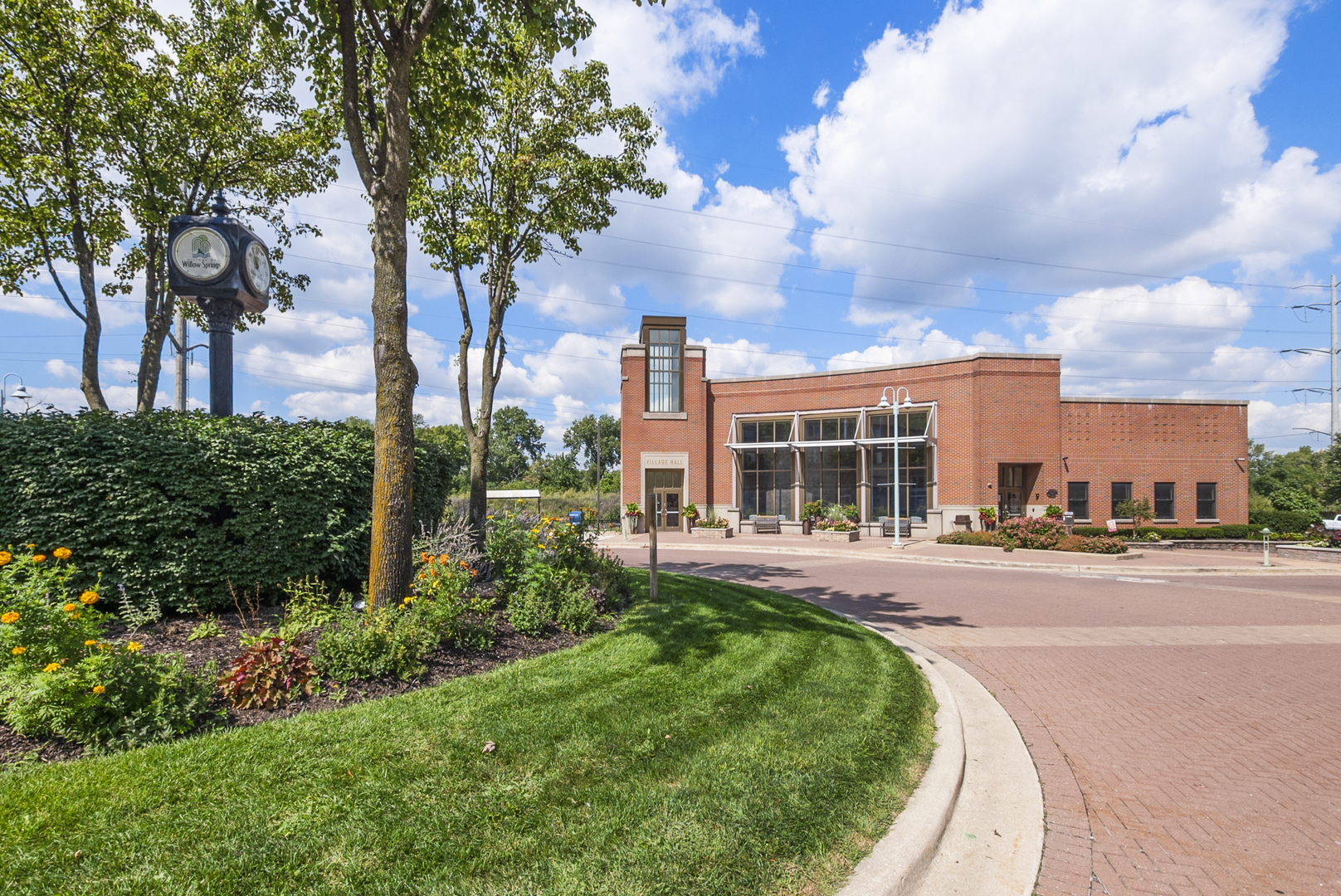 400 VILLAGE Circle #108, Willow Springs, IL 60480