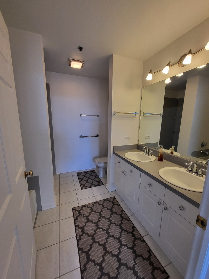 400 VILLAGE Circle #108, Willow Springs, IL 60480