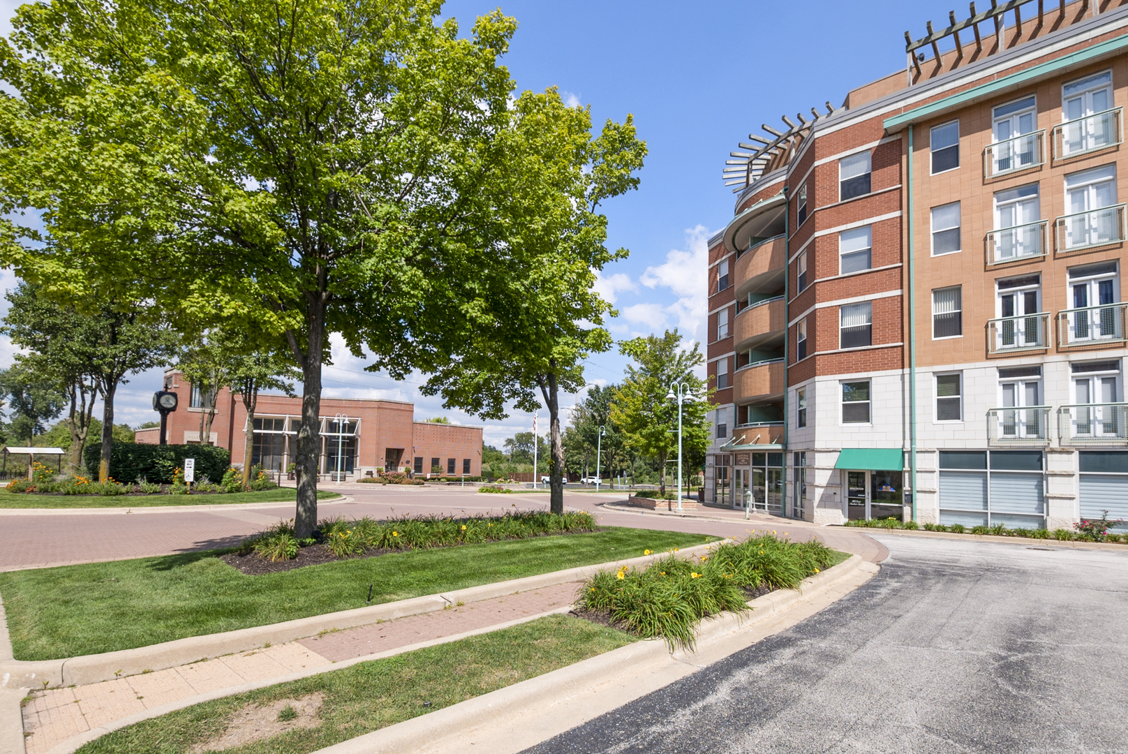 400 VILLAGE Circle #108, Willow Springs, IL 60480