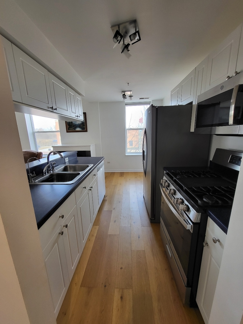 400 VILLAGE Circle #108, Willow Springs, IL 60480