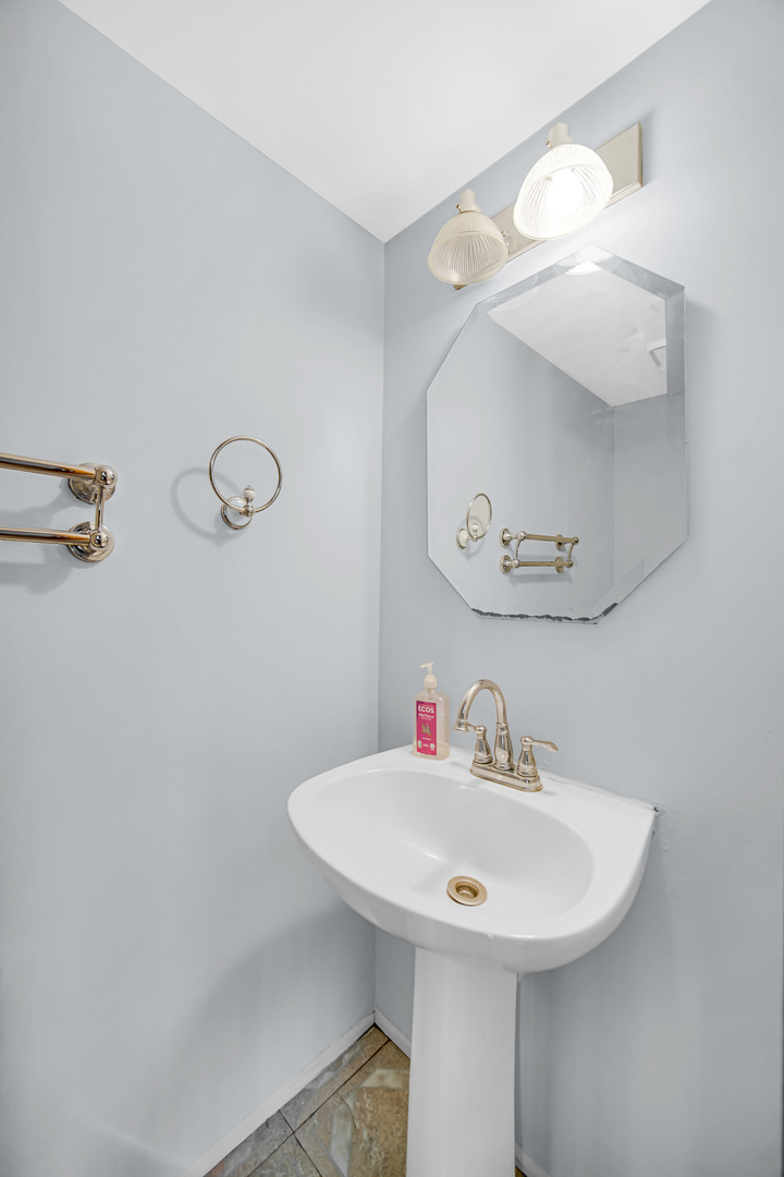 369 Gregory Street, Aurora, IL 60504