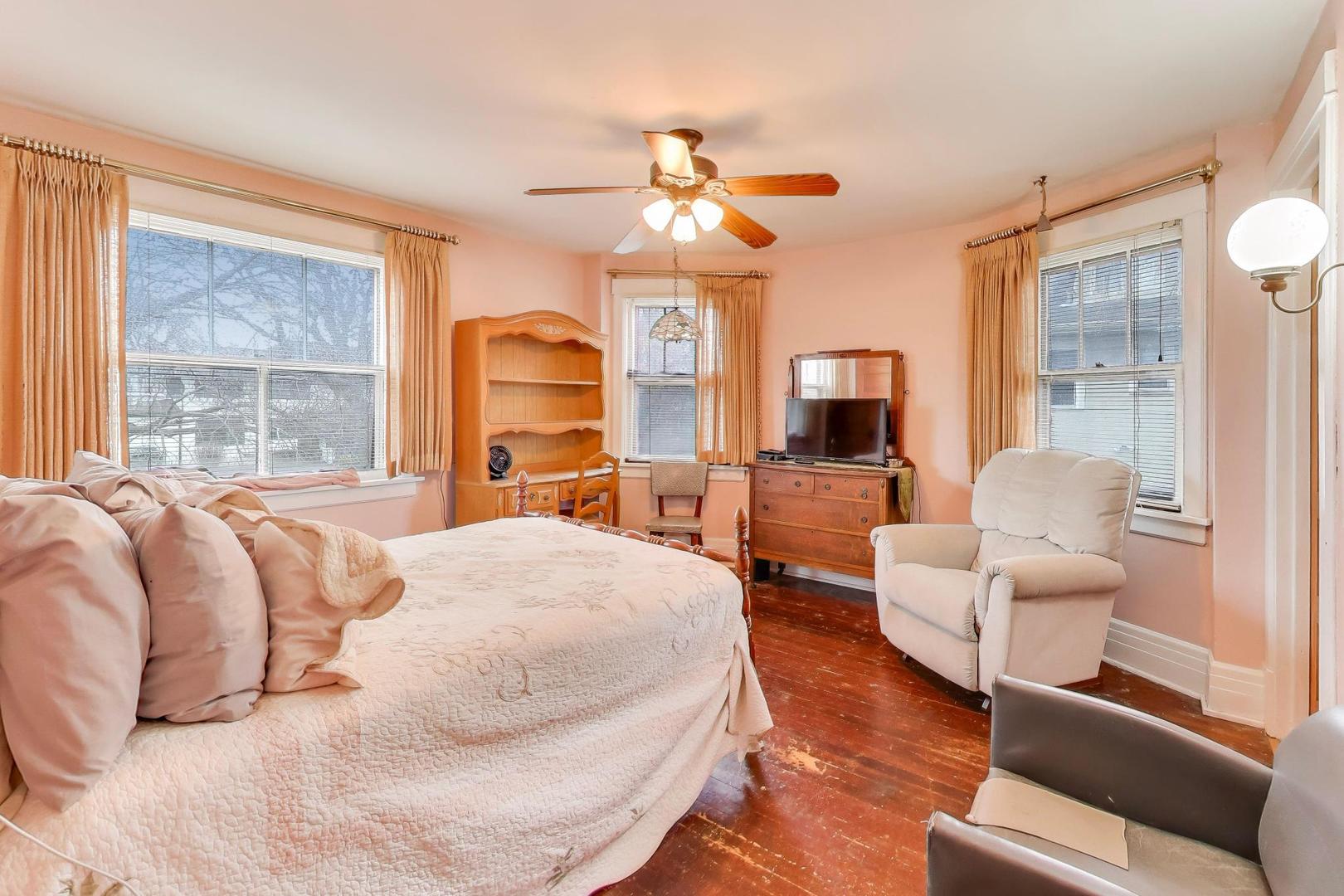 212 E Elm Avenue, La Grange, IL 60525