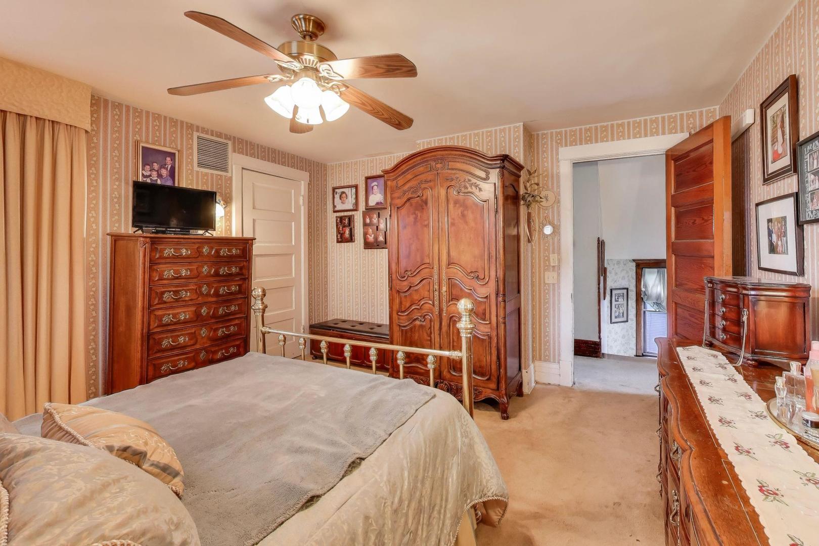 212 E Elm Avenue, La Grange, IL 60525