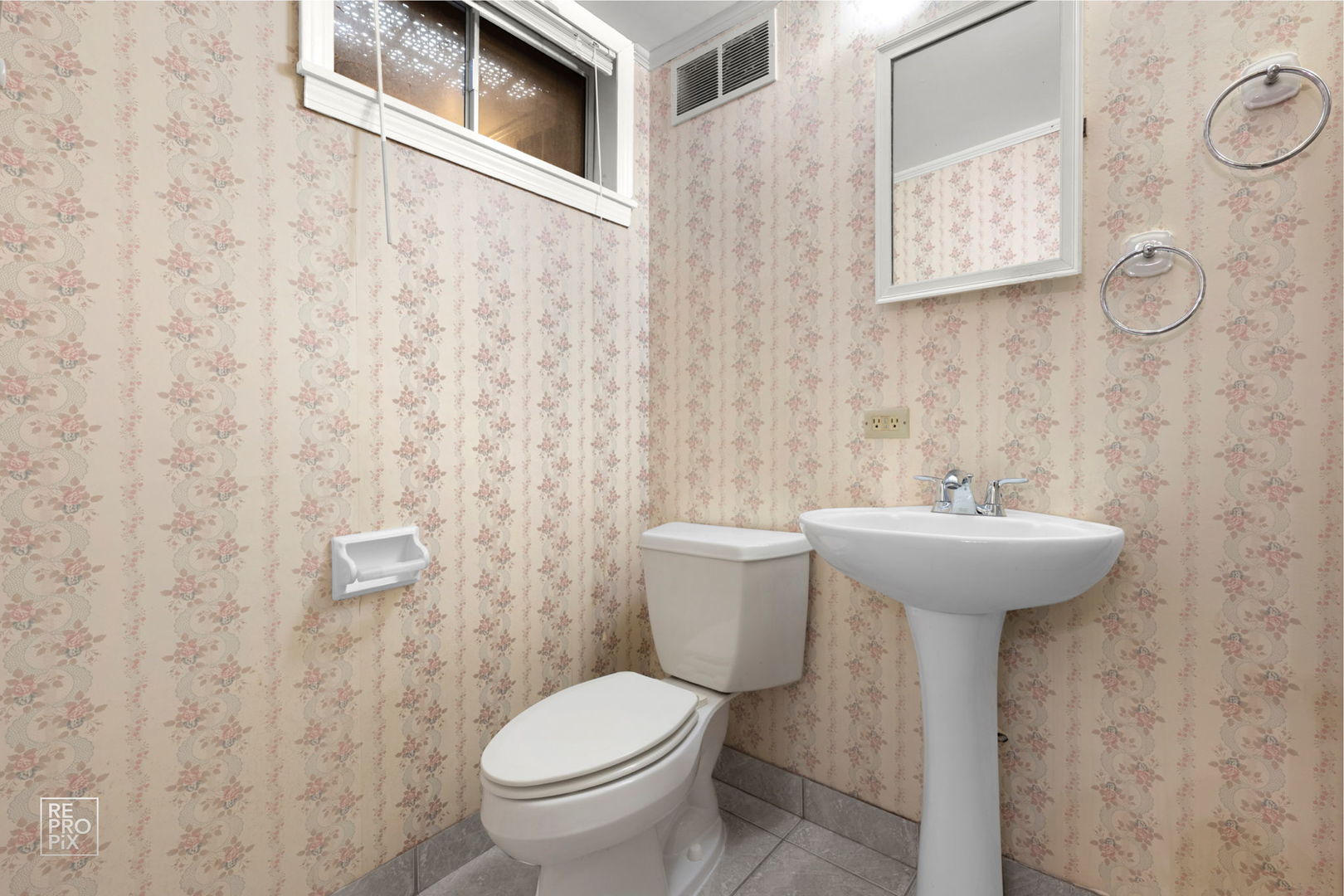 138 N Elmwood Avenue, Wood Dale, IL 60191