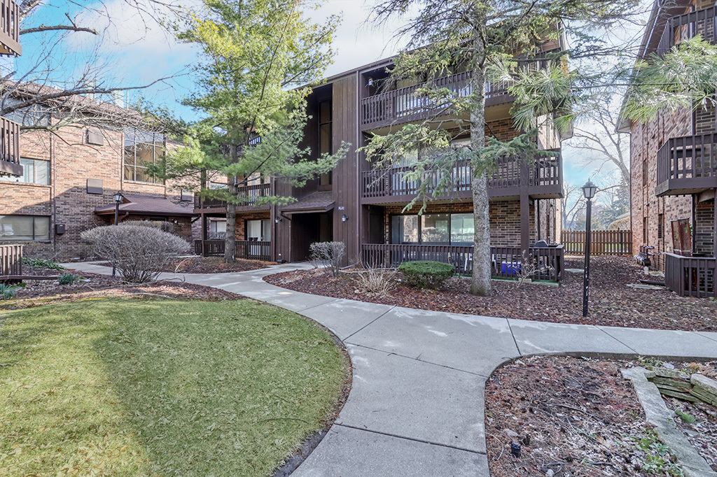 9600 S Mason Avenue #4, Oak Lawn, IL 60453